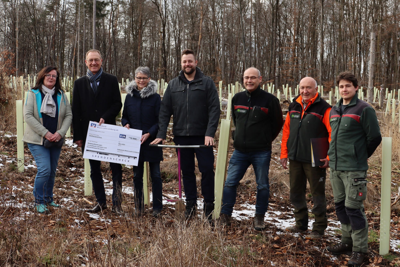 Förster und Vertreter der Stadt Lahnstein sowie der Gemeinde Dausenau bei der Scheckübergabe mit Vertretern der Volksbank Rhein-Lahn-Limburg eG
