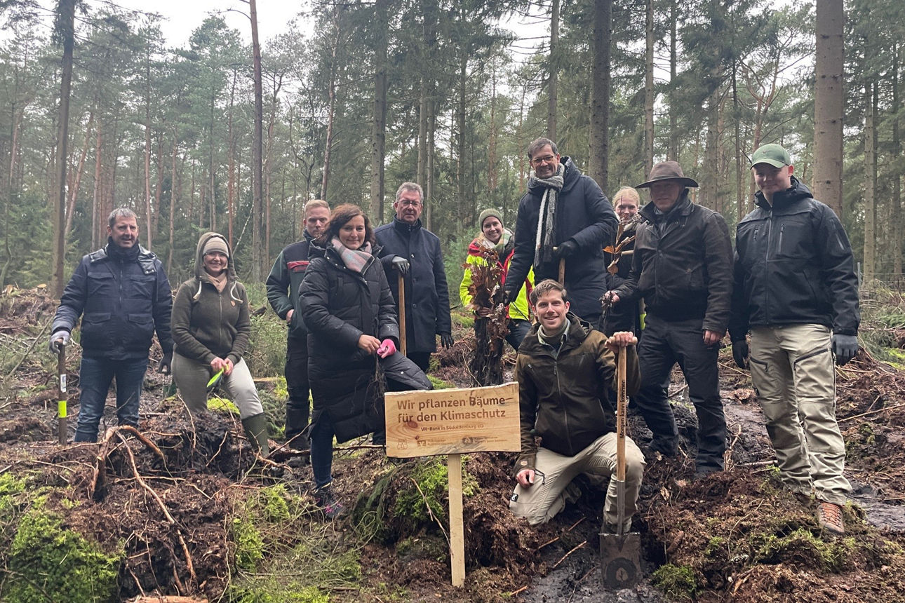 Gruppenfoto unserer Mitarbeitenden während unserer Baumpflanzaktion