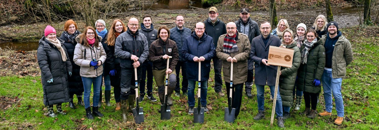Volksbank Mitarbeiter mit Projektteam im Arnsberger Wald