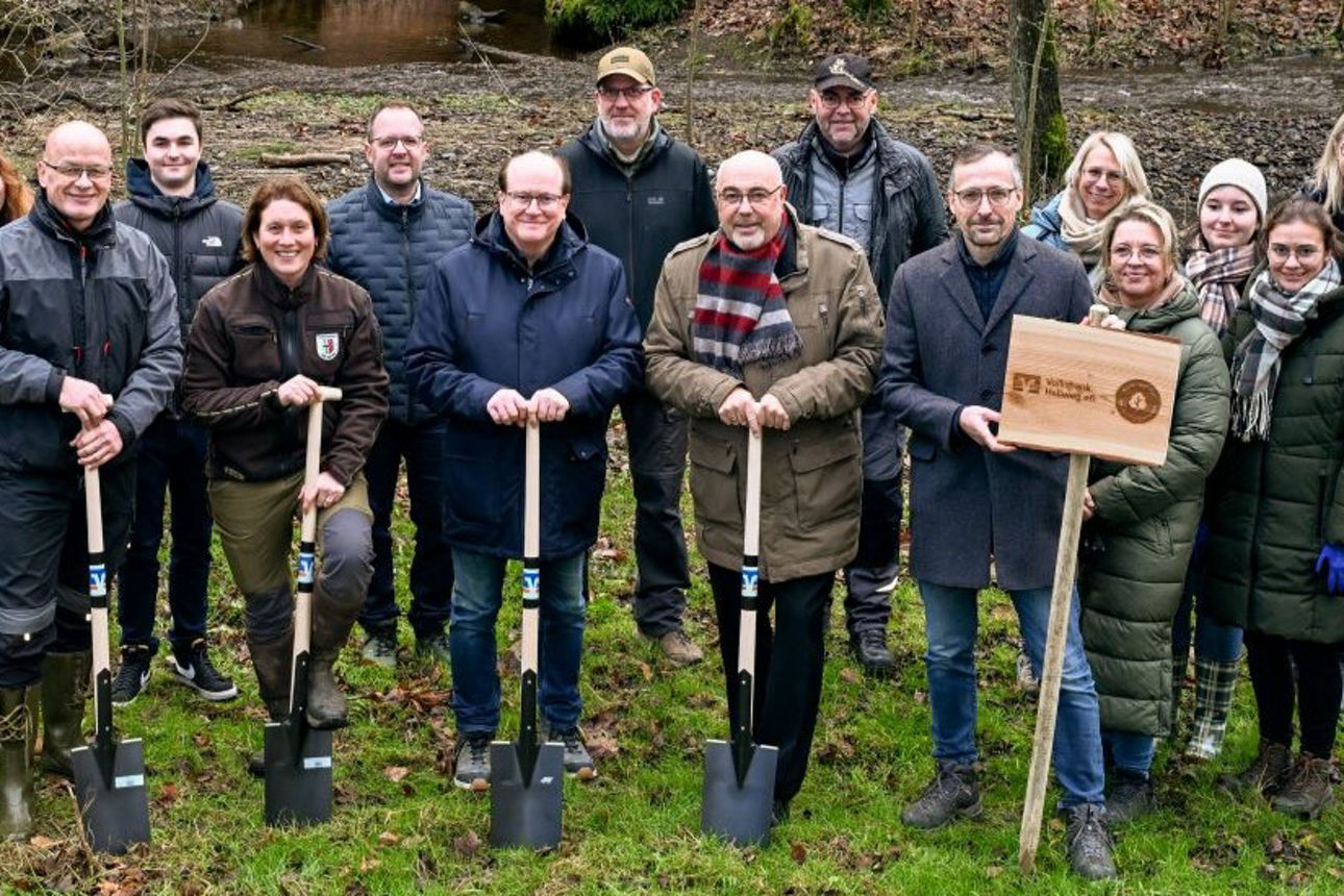 Volksbank Mitarbeiter mit Projektteam im Arnsberger Wald