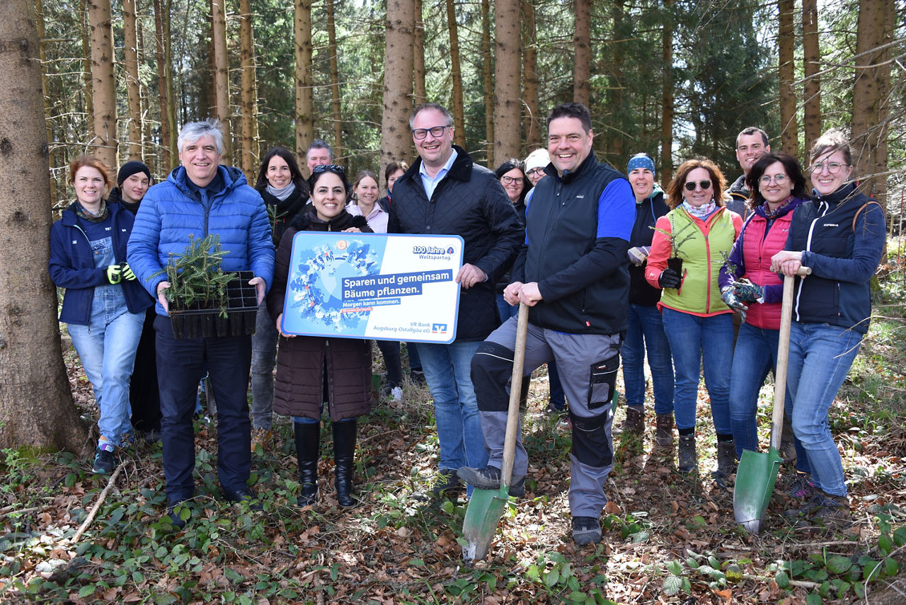 Mitarbeitende der VR Bank pflanzen 450 Bäume im VR Bank Wald bei Buchloe
