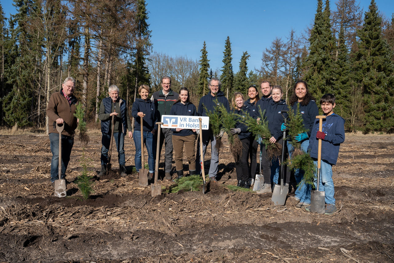Gruppenfoto der tatkräftigen Baumpflanzhelfer
