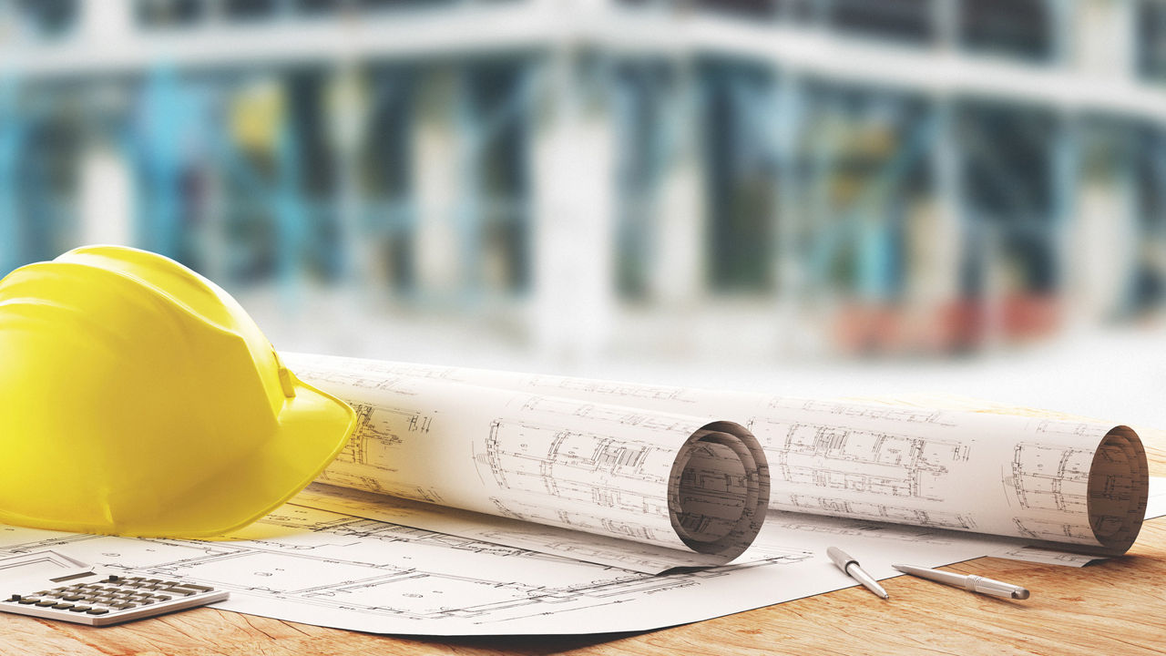 Bauhelm mit Bauplänen