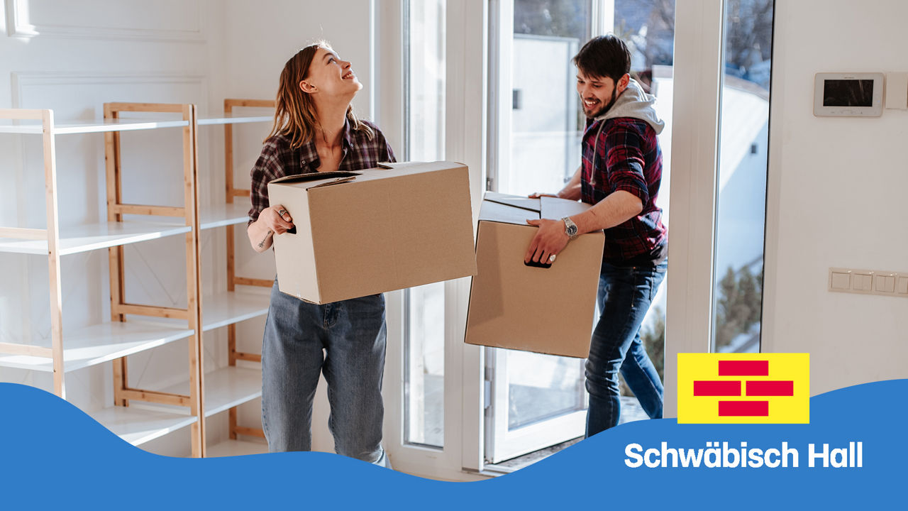 junges Paar zieht in die eigene Wohnung