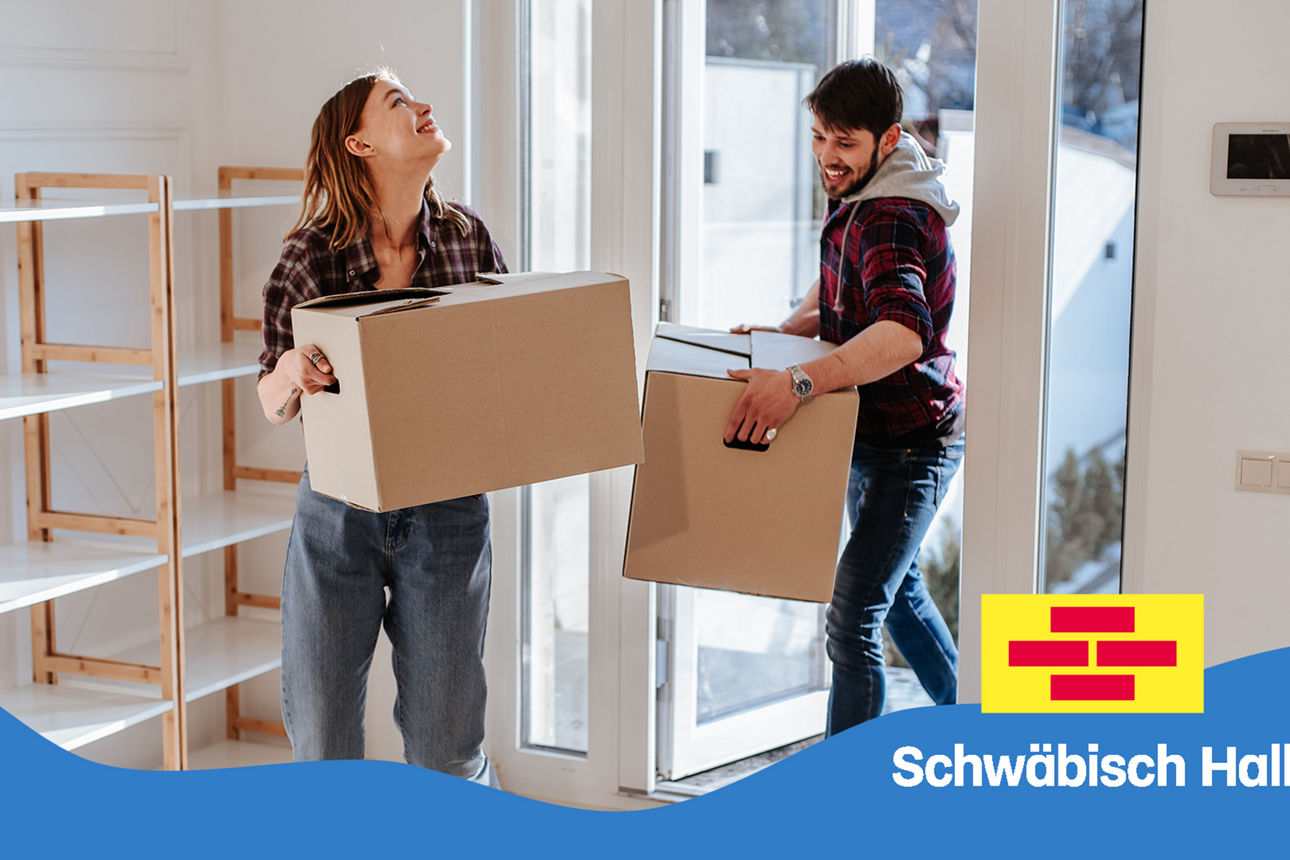 junges Paar zieht in die eigene Wohnung