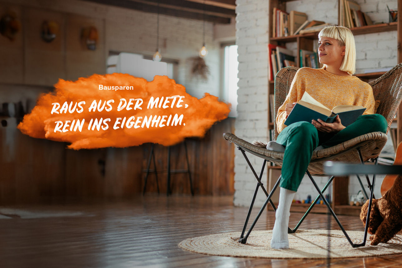 Junge Frau sitzt in einer Wohnung mit einem Buch in der Hand auf einem Sessel. Links im Bild steht auf einem orangenem Feld "Bausparen: Raus aus der Miete, rein ins Eigenheim."