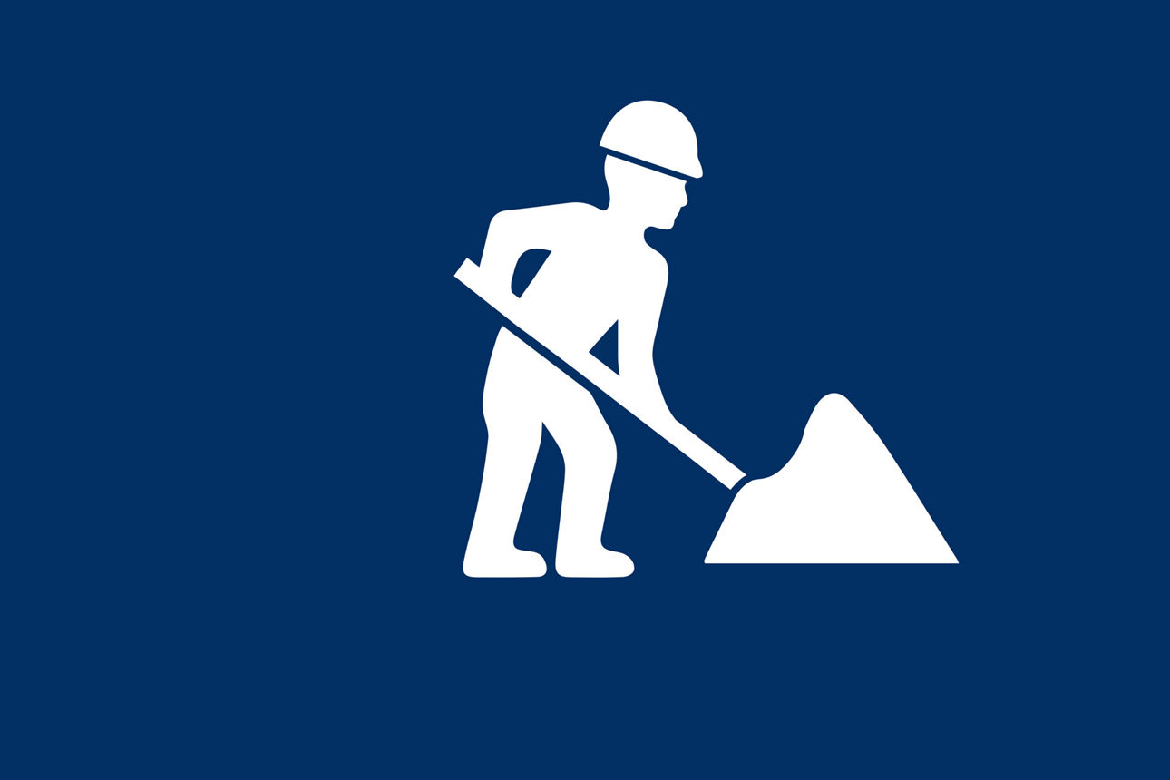 Piktogramm einer Person mit Schaufel, die einen Erdhaufen bewegt (Baustelle/Bauarbeiten).