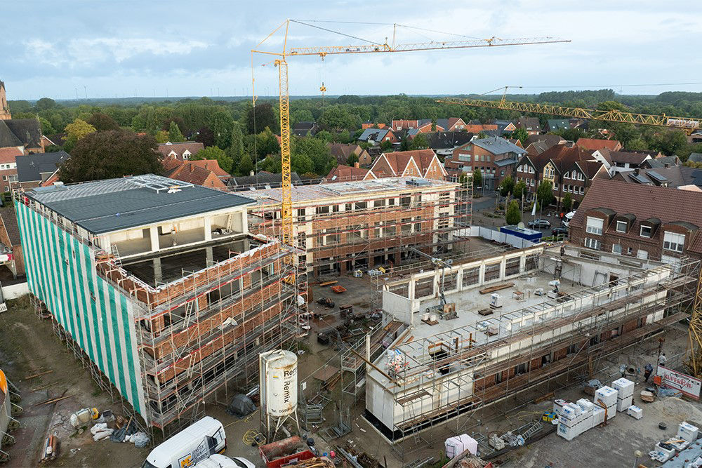 Das Beratungszentrum wird finalisiert, die Grundmauern des Mehrzweckgebäudes sind aufgestellt. 