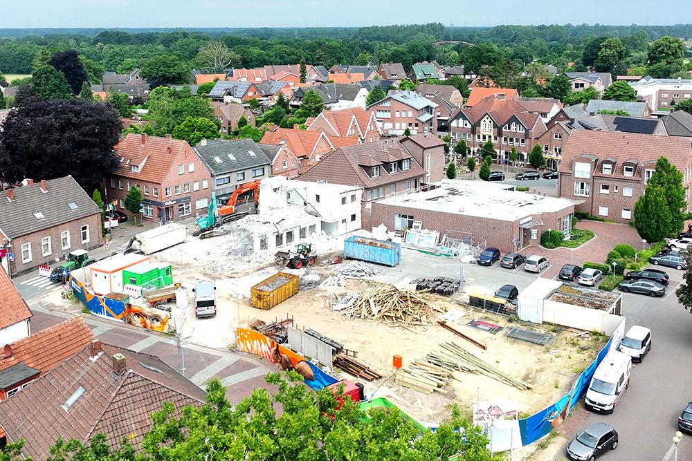 Die Abrissarbeiten am ehemaligen Verwaltungsgebäude haben begonnen.