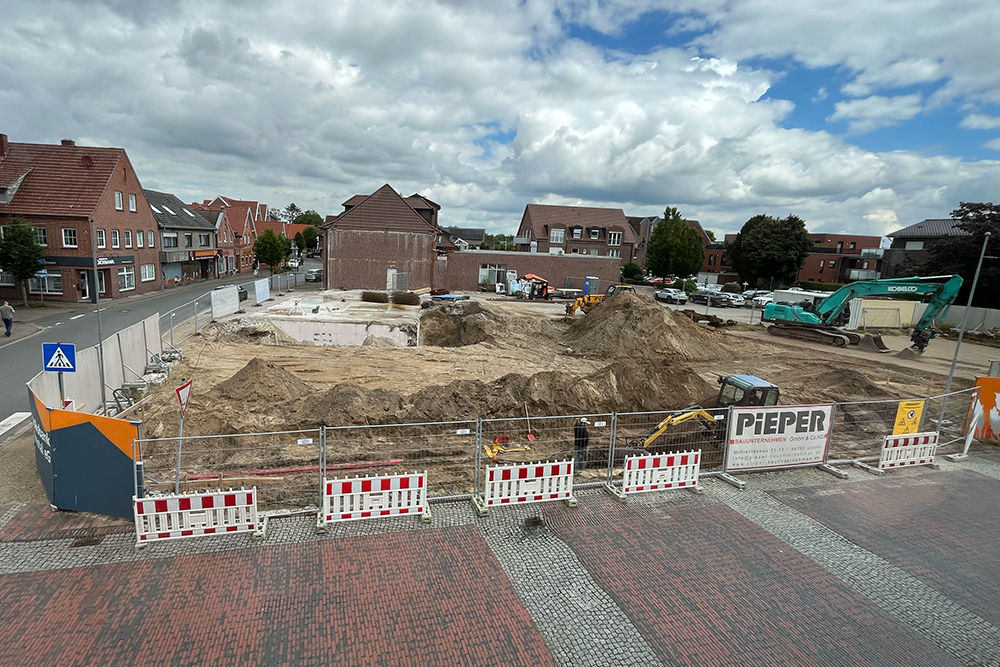 Das ehemalige Verwaltungsgebäude ist vollständig entfernt und der Neuaufbau beginnt.