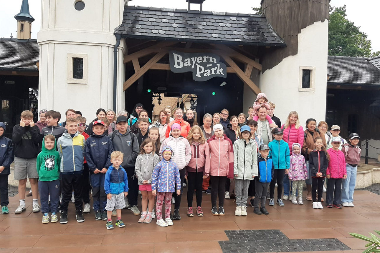 Alle Teilnehmer stehen vor dem Eingang zm BayernPark zum Gemeinschaftsfoto
