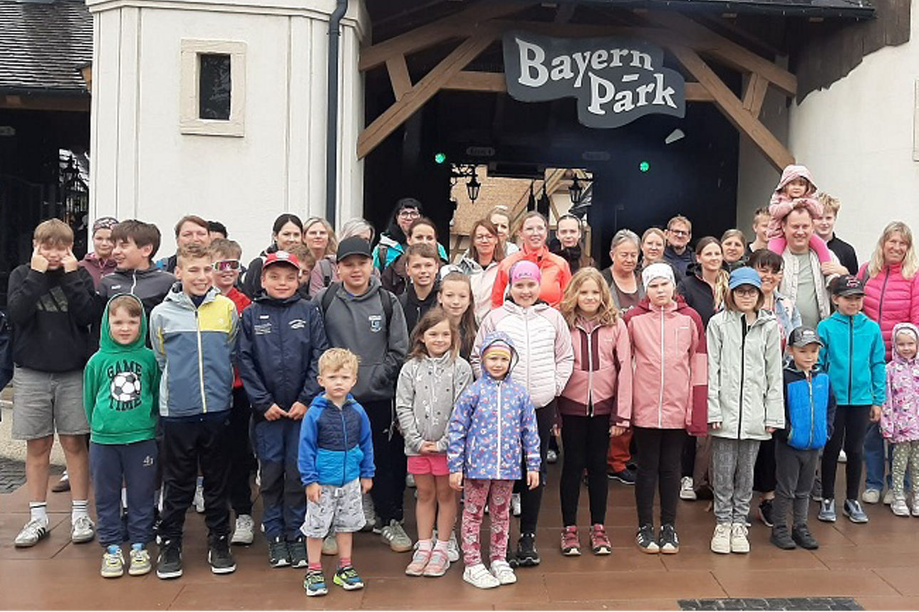 Gruppenfoto der Teilnehmer vor dem Eingangstor zum Bayern-Park