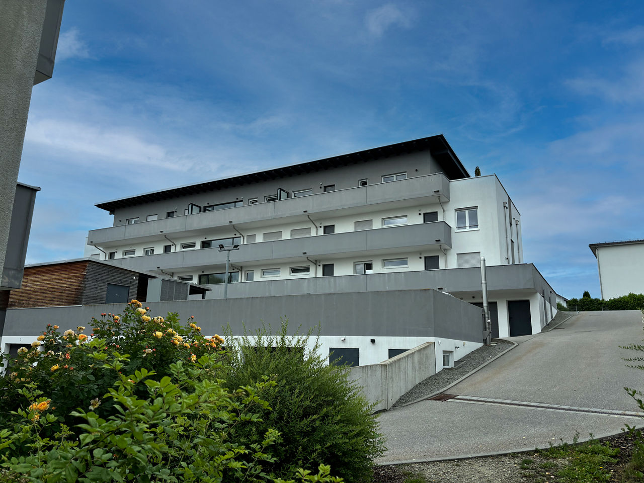 Mehrfamilienhaus mit blauem Himmel im Hintergrund