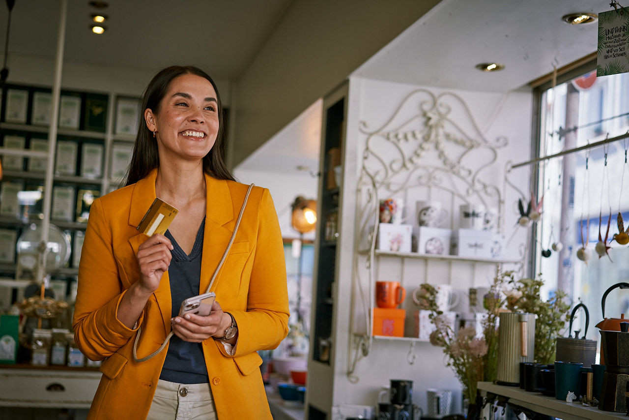 Frau mit goldener girocard
