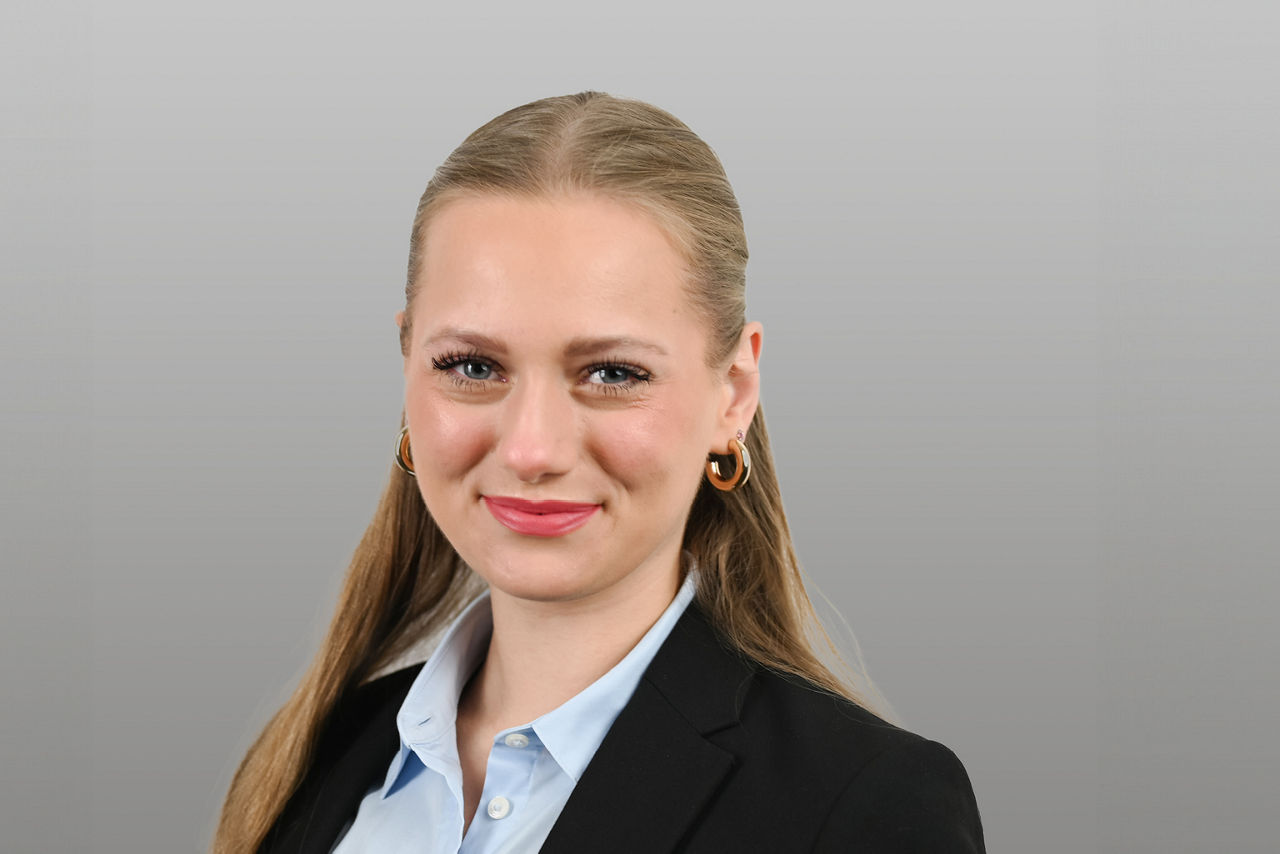 Kundenberaterin Alina Becker vor grauen Hintergrund