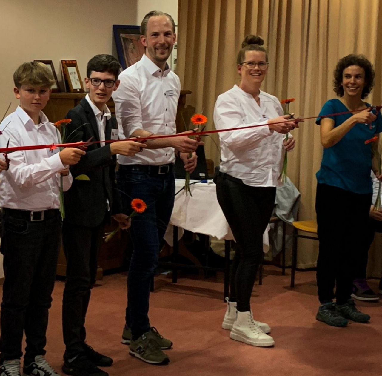 Schüler der Schülergenossenschaft Beeautiful eSG und Jan Ackerhans