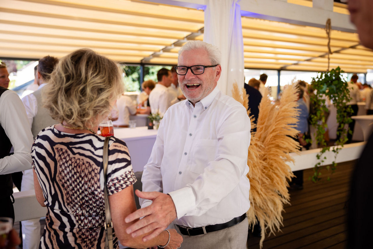  Begrüßung von zwei Personen.