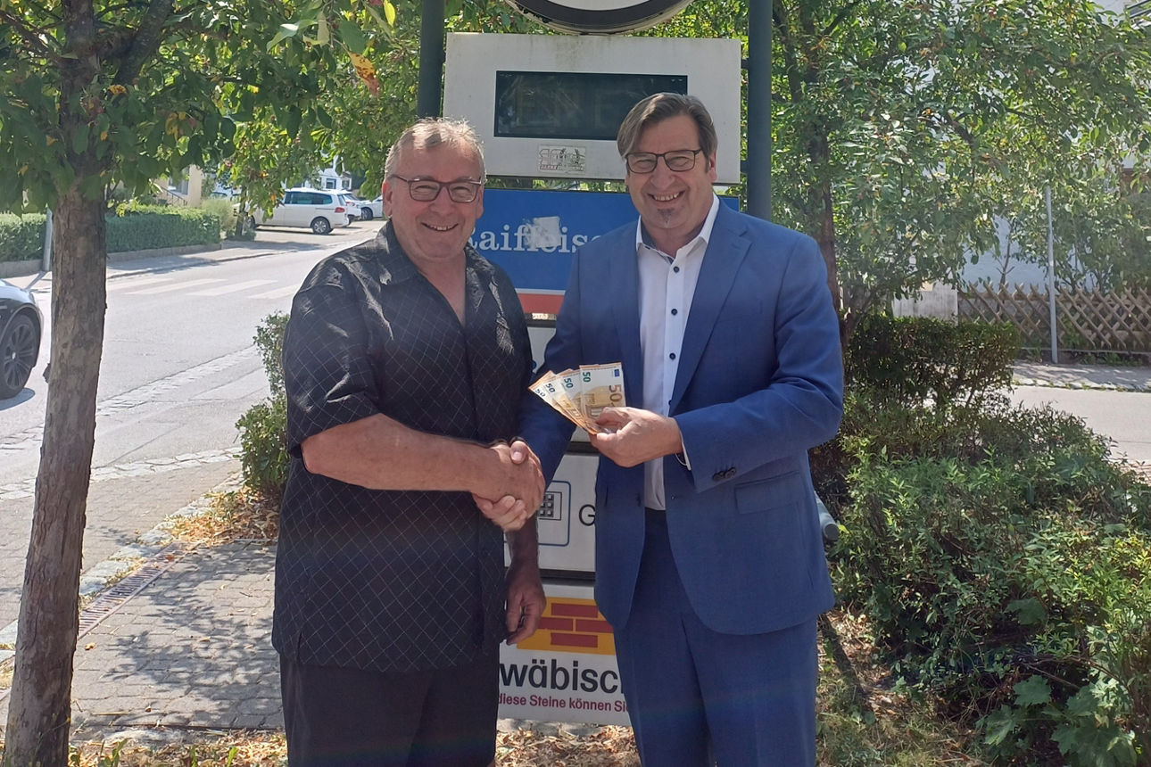 Gewinnübergabe in Steindorf - Klaus Beinhofer und Peter Schwanghard (Privatkundenberater)