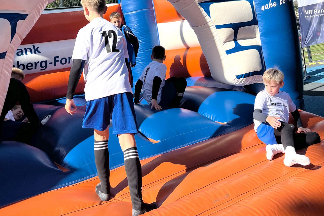 Beliebte Attraktion abseits des Spielfelds: die Hüpfburg der VR Bank Bamberg-Forchheim