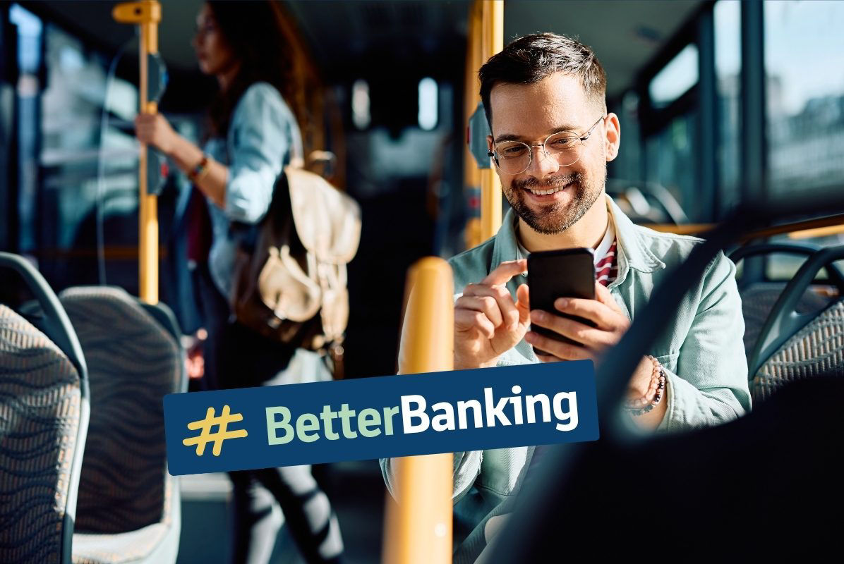 Mann sitzt im Bus und schaut auf sein Handy