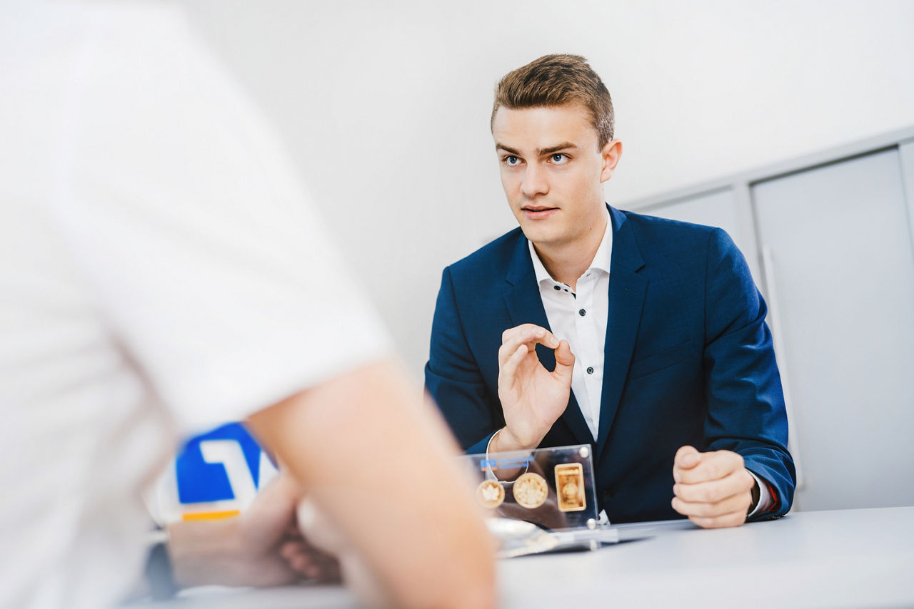 Lachendes Kind steht zwischen zwei Personen, die Händchen halten