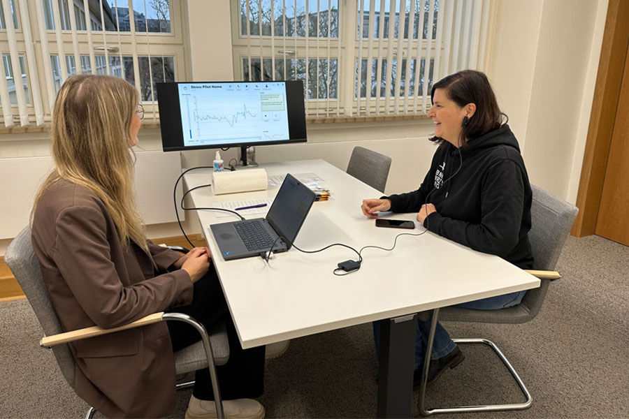 Eine Mitarbeiterin bekommt eine Gesundheitsuntersuchung