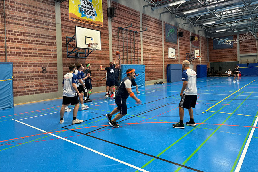 Mitarbeiter spielen beim Basketballturnier
