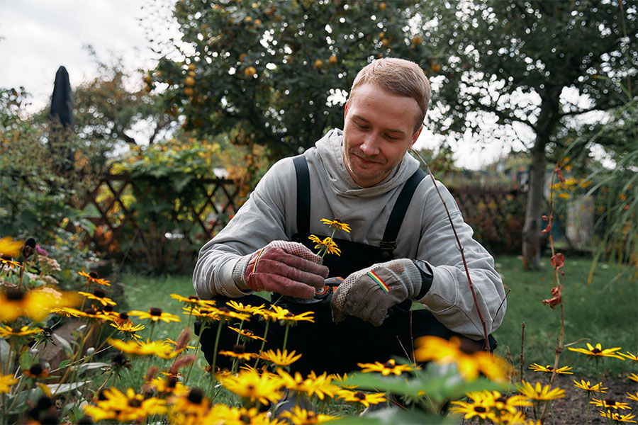 Ein Mann beim gärtnern