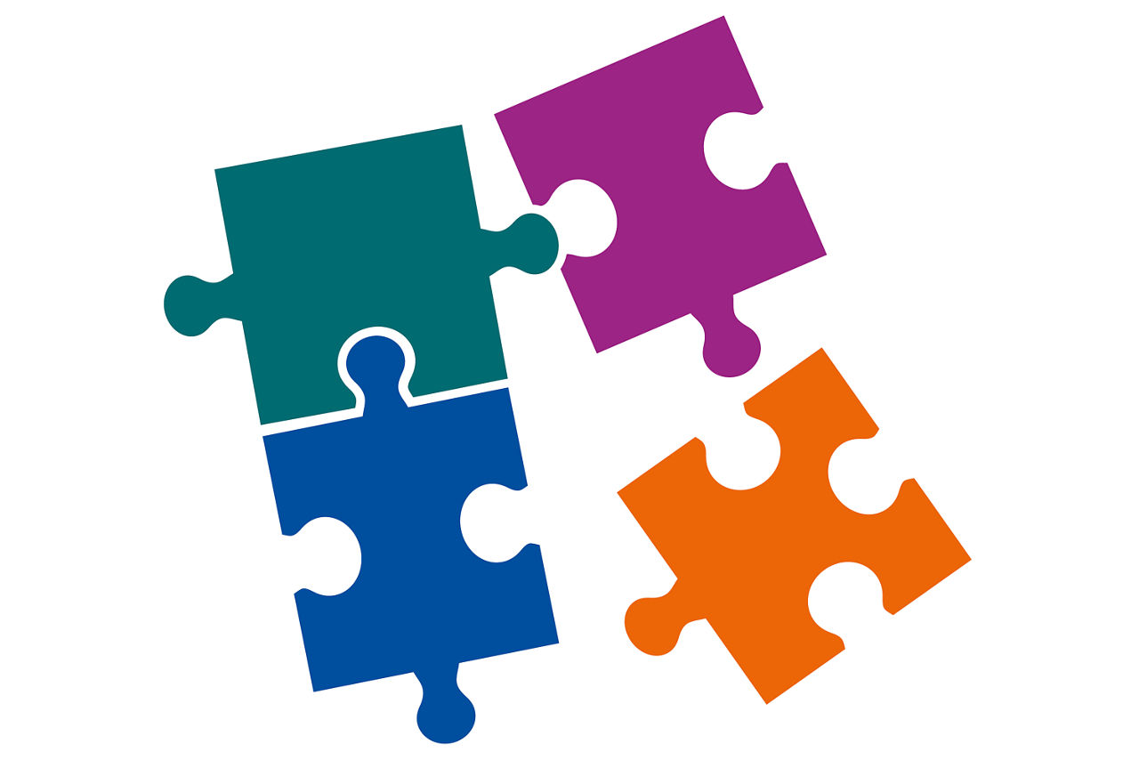 Auf dem Bild ist ein grünes, ein blaues, ein lila und ein orangenes Puzzleteil zu sehen.