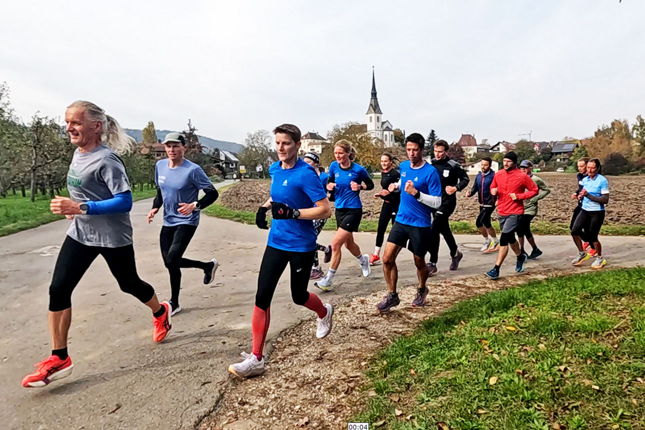 Eine Gruppe von Läufern beim Volksbank BENEfizlauf 2025