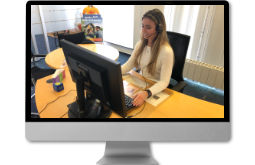 Bild von einem Computer mit einer Frau die Telefoniert