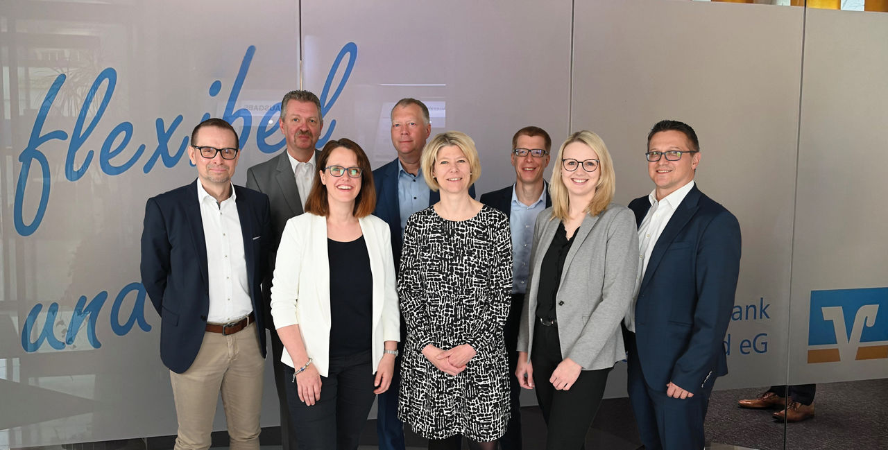 Gruppe von Beratern der Volksbank Geeste Nord in der Schalterhalle Neuenwalde