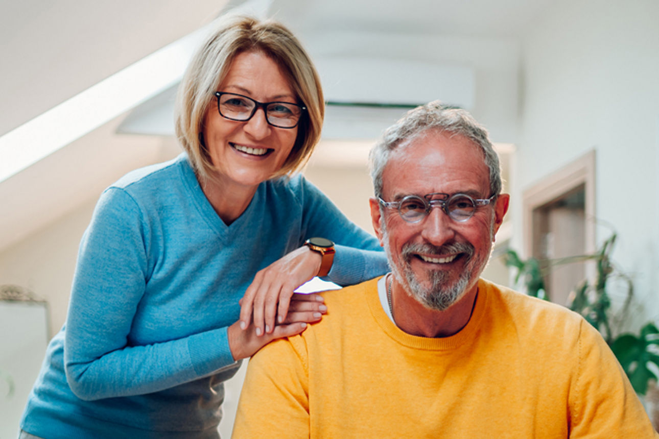 Mann und Frau nehmen einen Schlüssel entgegen