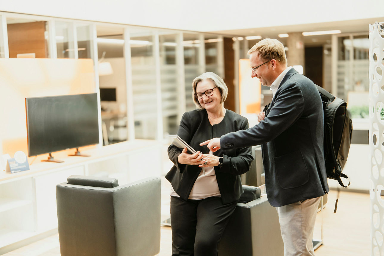 Frau mit Laptop und Mann in Wartezone der Volksbank eG Hildesheim