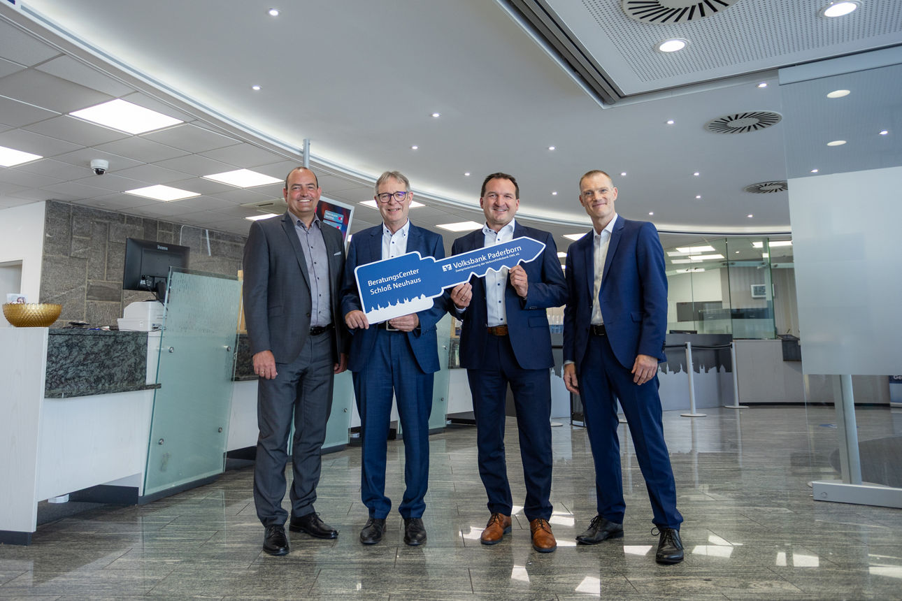Vier Repräsentanten der Volksbank in der Filiale Schloß Neuhaus