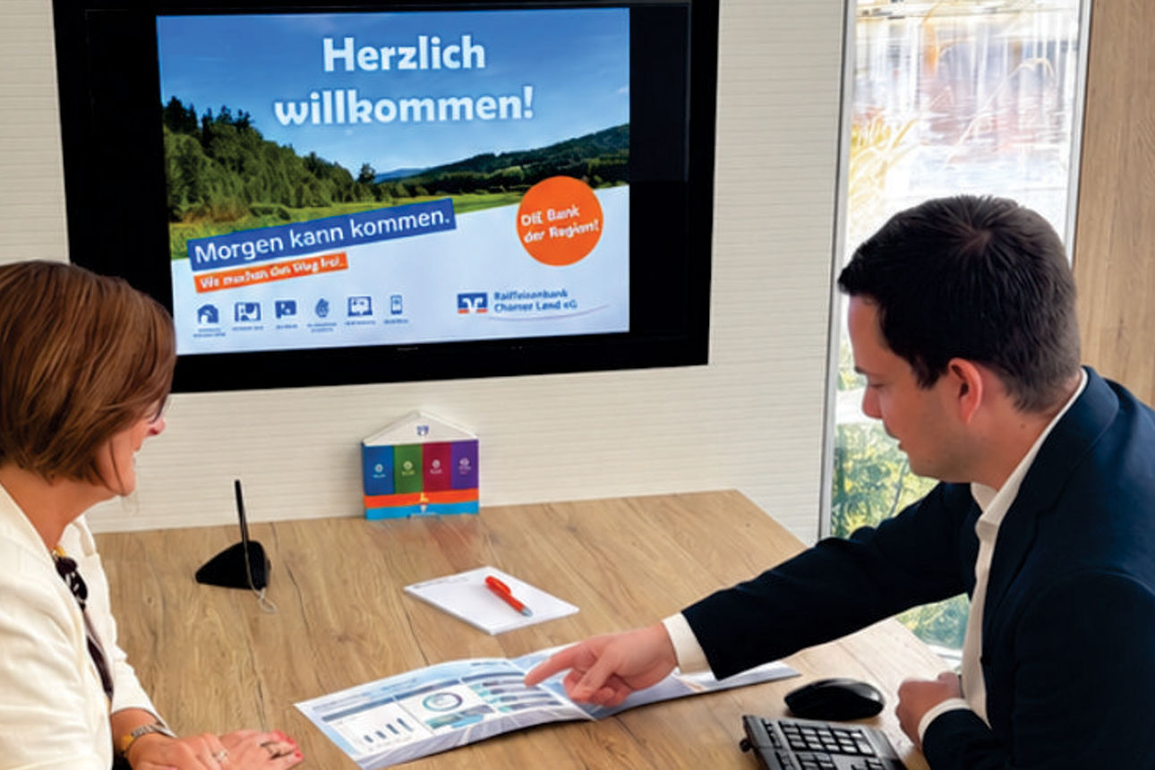 Zwei Männer im Gespräch am Meer