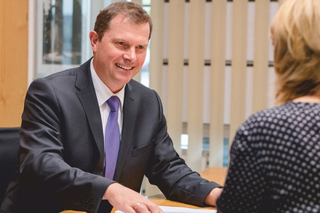 Kundenberater im Gespräch mit einer Kundin