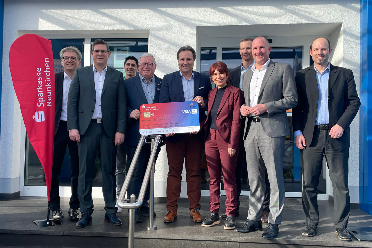 Gruppe hält Schauscheck mit levoBank- und Sparkassenlogo