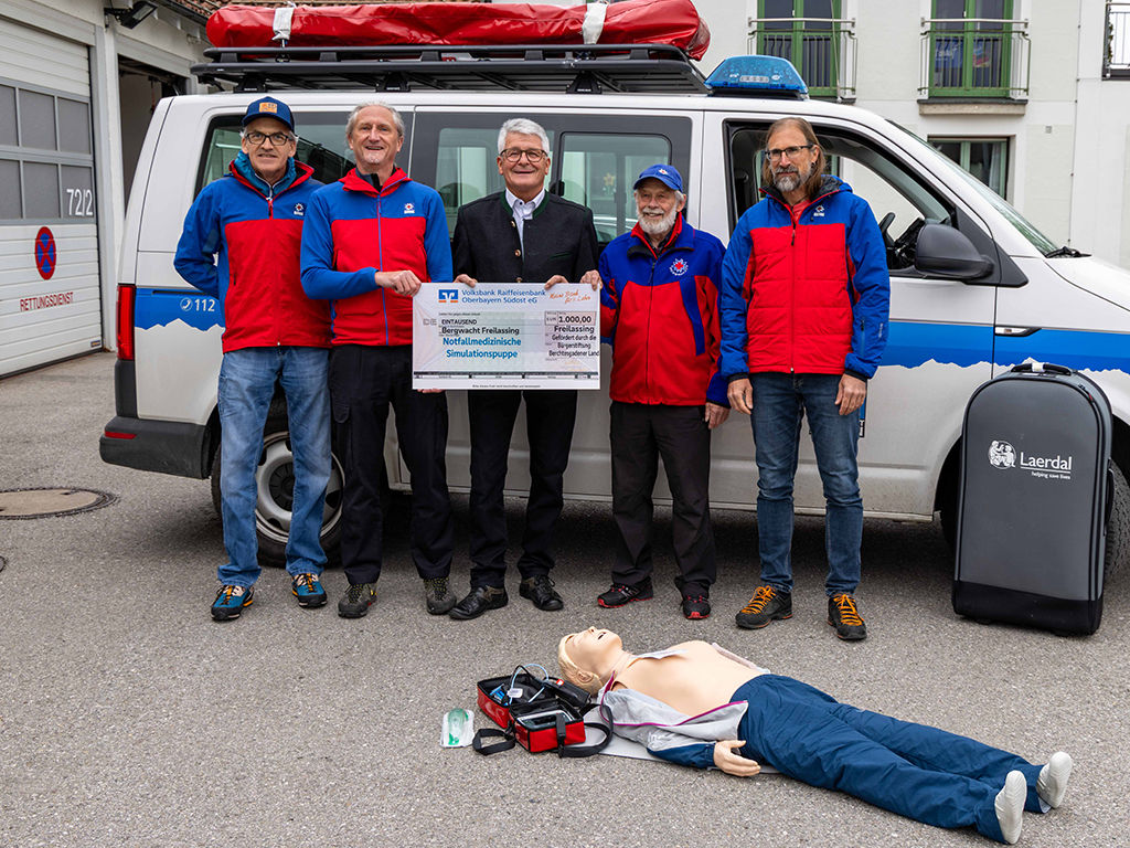 Gruppenbild bei der Spendenscheck-Übergabe