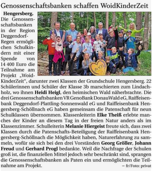 Grundschulklasse mit Vorständen, Schulleitung und Klassenlehrerin sowie Kursleiterin