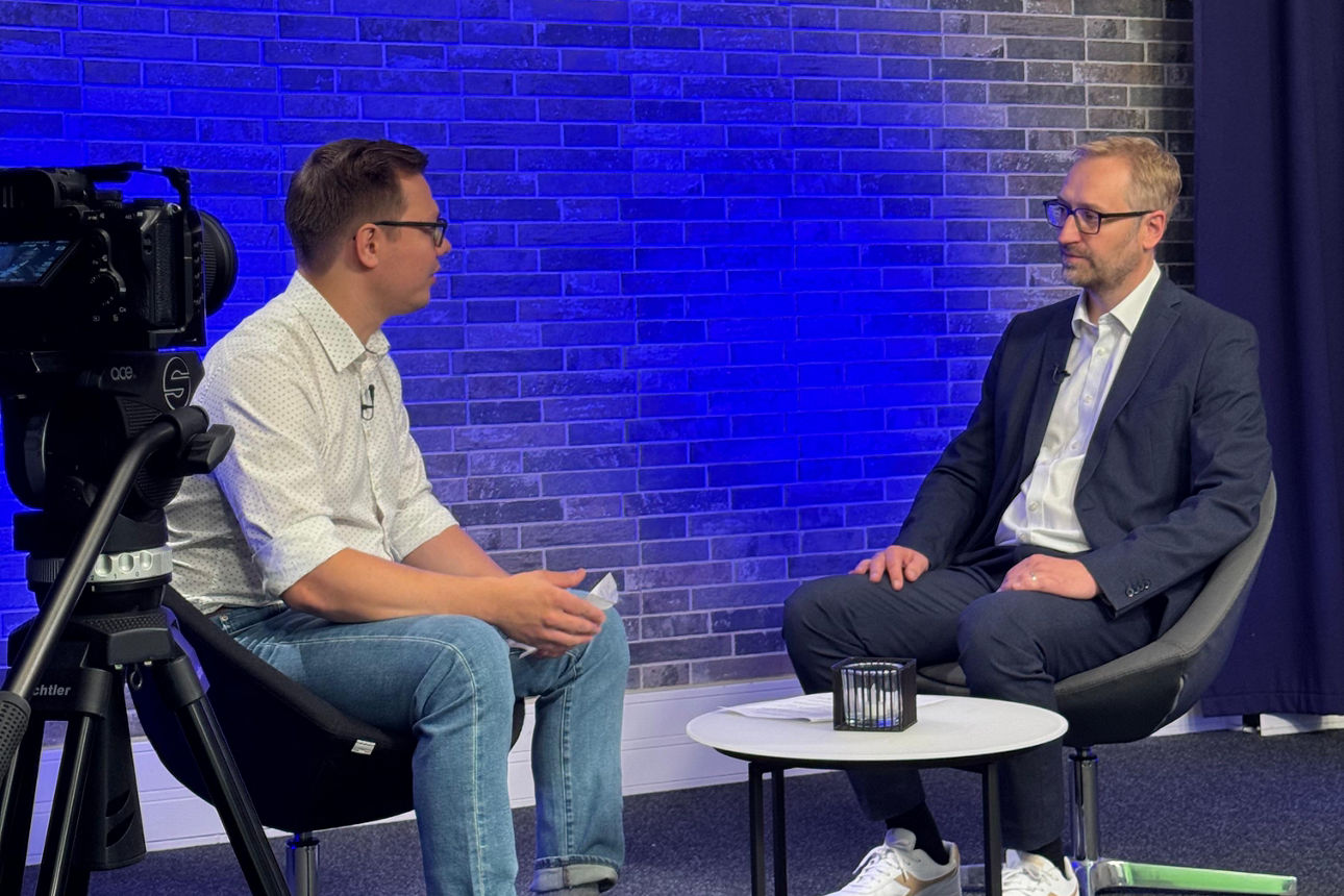 Mitarbeiter der Bank im Interview mit Niederbayern TV