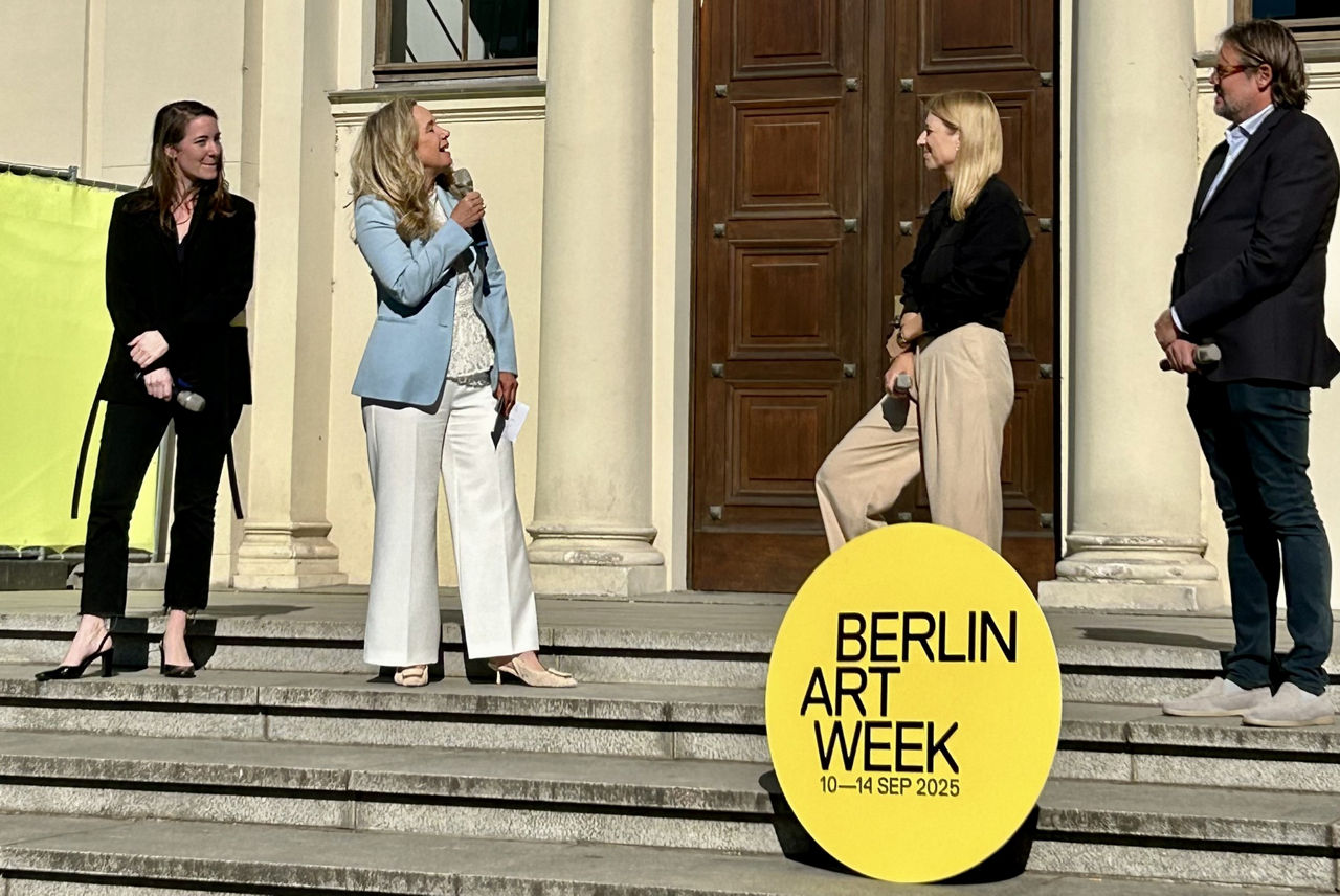 4 Personen stehen auf der Treppe und eröffnen die Berlin Art Week 2025