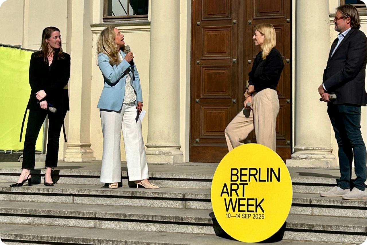 4 Personen stehen auf der Treppe und eröffnen die Berlin Art Week 2025