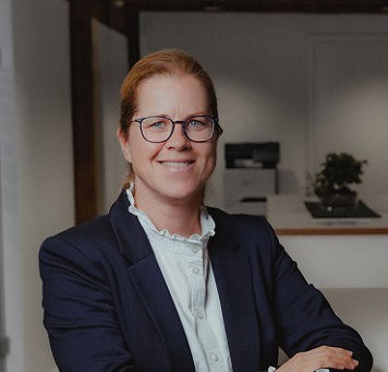Frau Angelika Bernhauser im Anzug