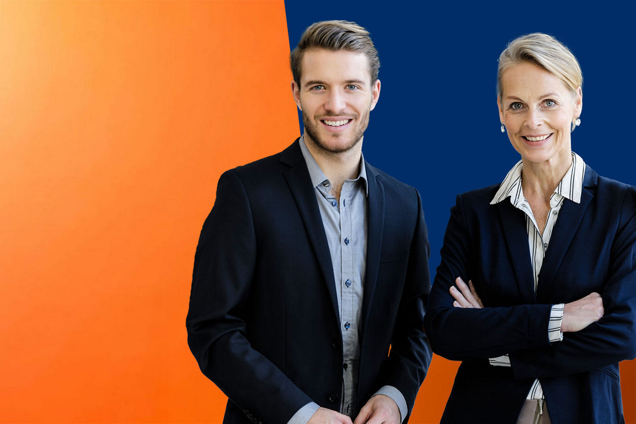 Mann und Frau in schwarzen Anzügen vor orange-blauer Wand