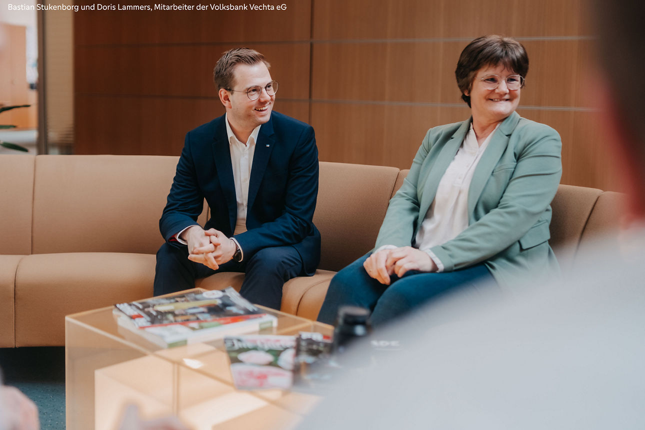 Mann und Frau auf einem Sofa