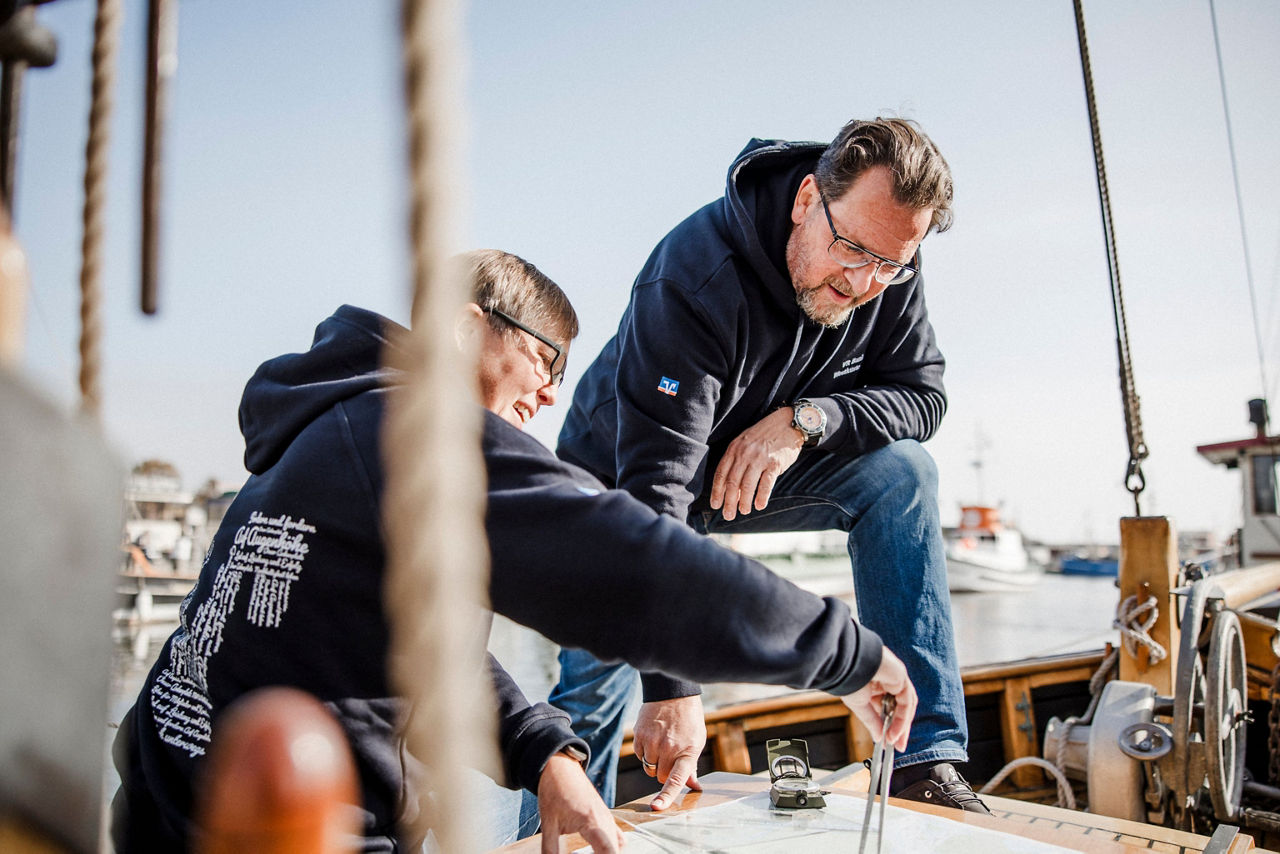 Udo und Britta mit Marinezirkel