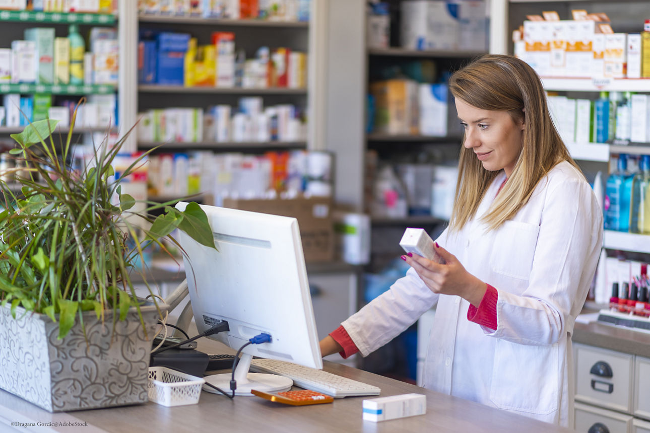 Apothekerin gibt Medikamente aus