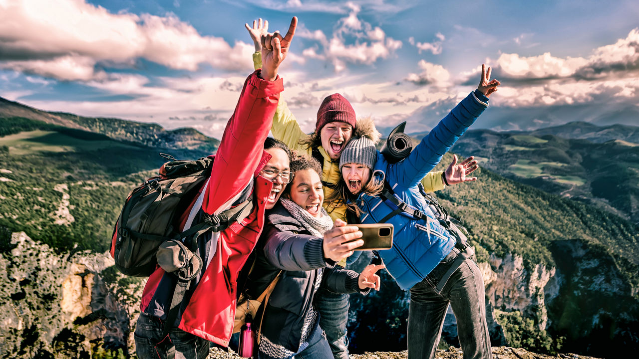 Menschen auf einer Berglandschaft