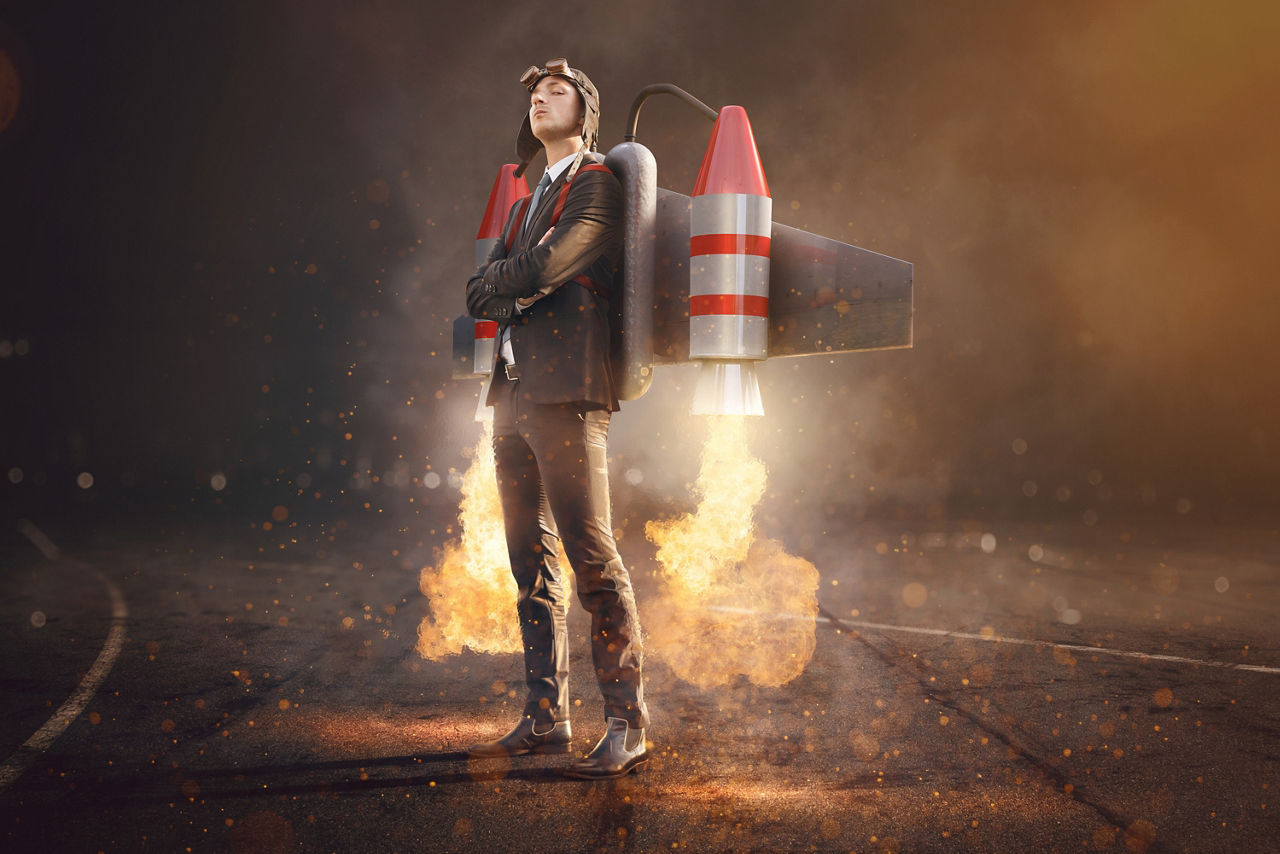 Junger Mann mit Raketenrucksack.